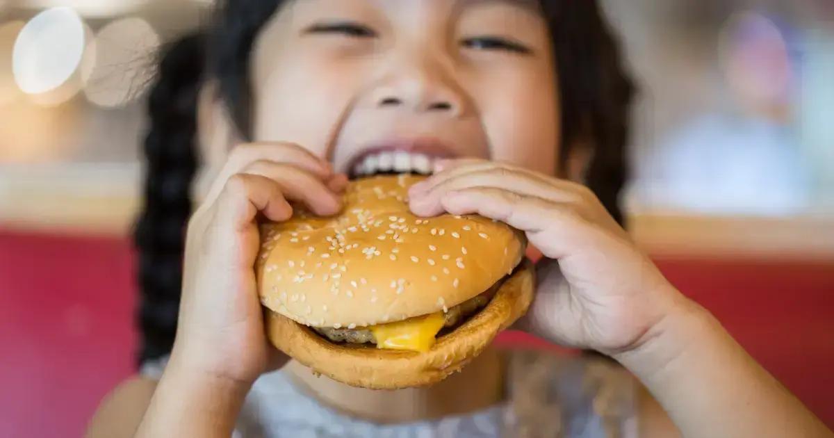 Como a publicidade de fast food impacta a alimentação das crianças
