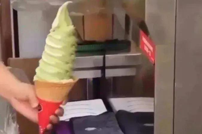 Rede de fast food chinesa inova com casquinha de sorvete gigante