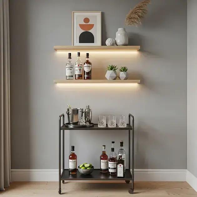 Bar em Casa em Apartamento Pequeno: Soluções Criativas com Carrinhos e Prateleiras.