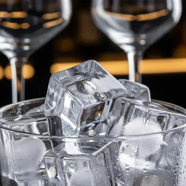 Como Fazer Gelo Cristalino em Casa: Técnicas e Moldes para Drinks Profissionais.