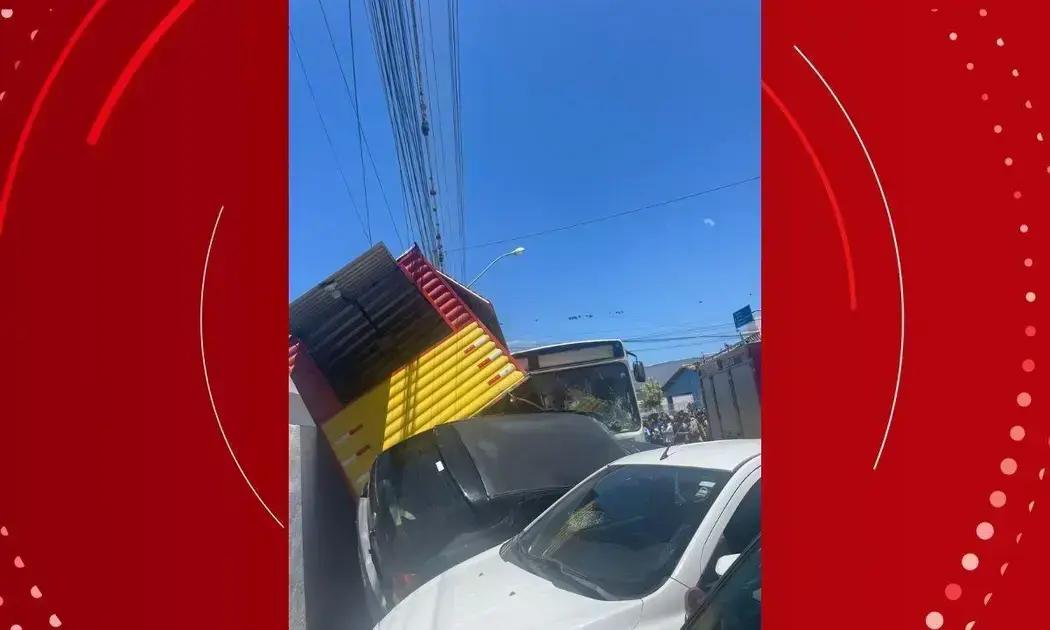Mulher morre após ônibus colidir com food truck na Bahia